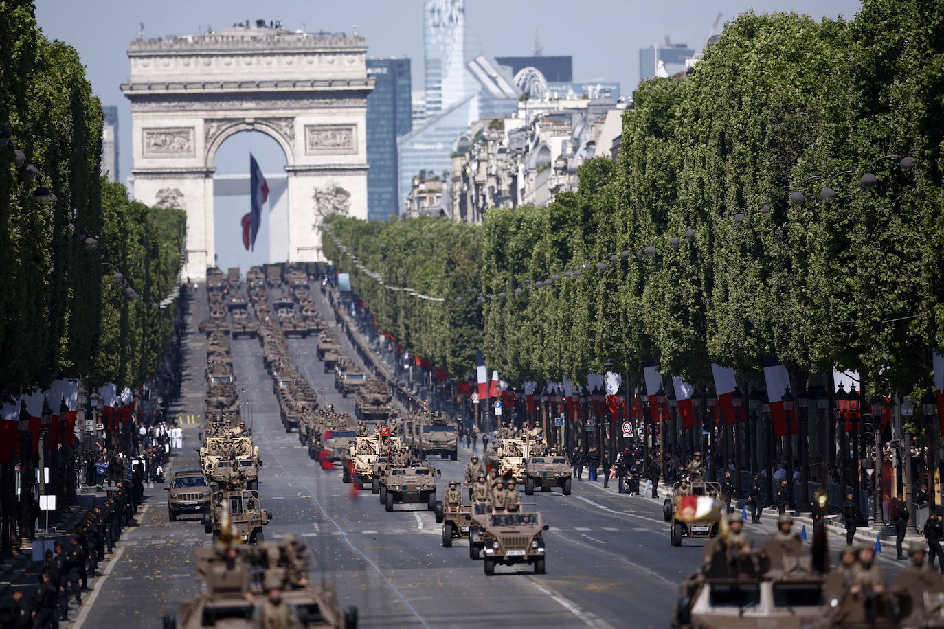 Desfile militar marca las celebraciones del Día de la Bastilla en París