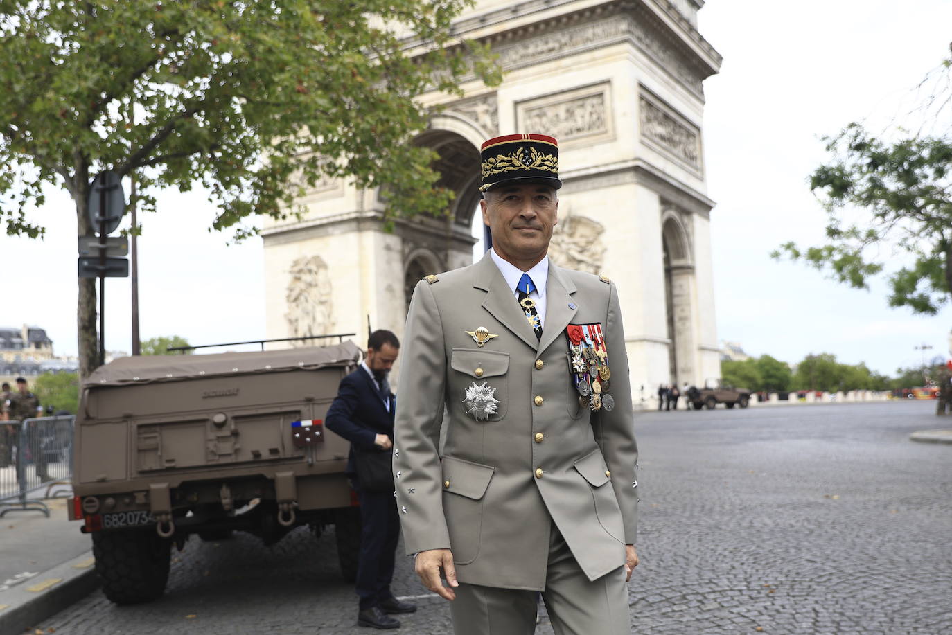 El jefe del Estado Mayor francés, el general Thierry Burkhard, llega al Arco del Triunfo poco antes del desfile militar