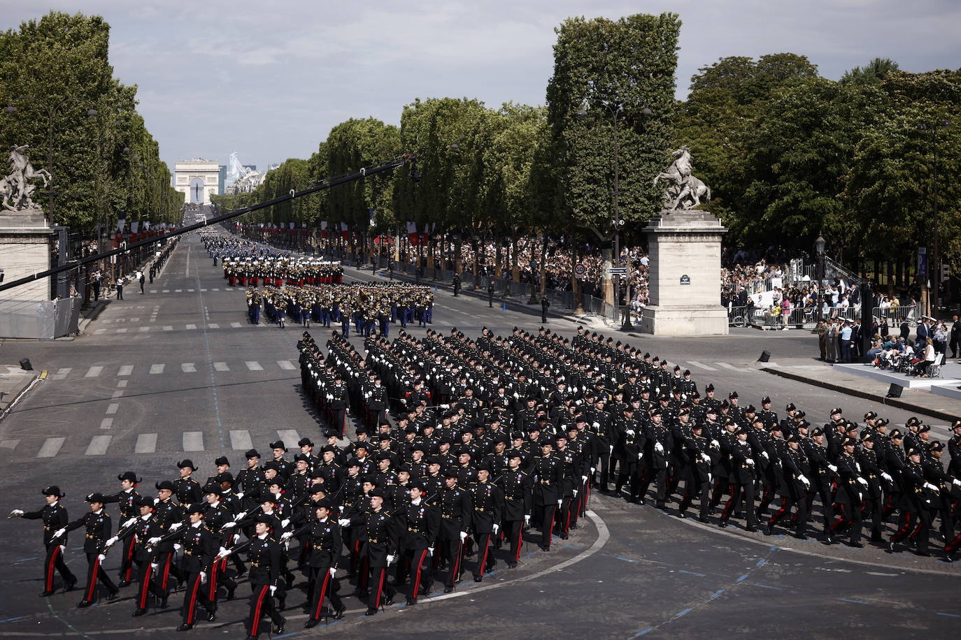 Las tropas francesas desfilan en los Campos Elíseos durante el desfile militar anual del Día de la Bastilla, en París.