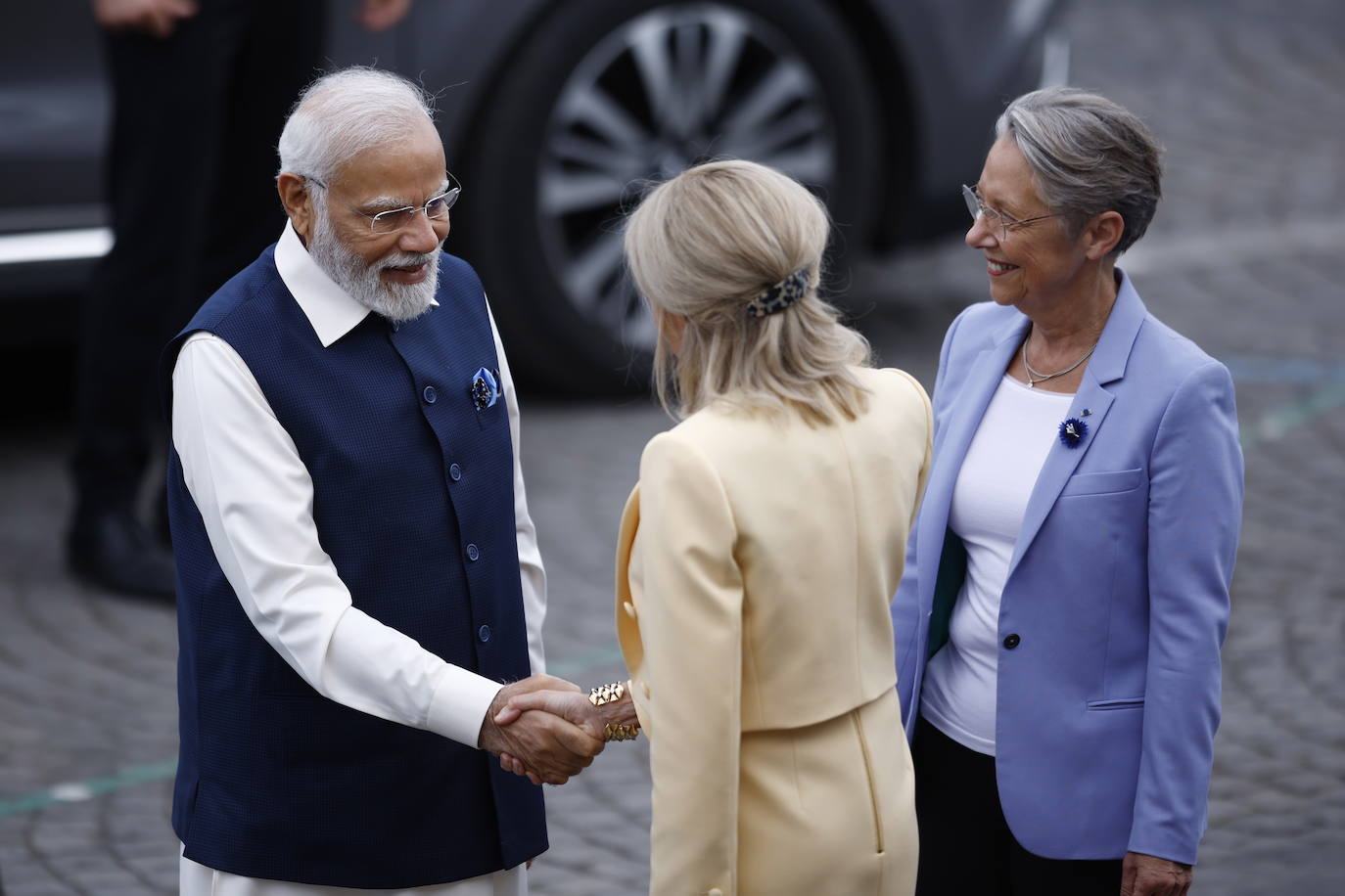 La primera dama francesa, Brigitte Macron (centro), y la primera ministra francesa, Elisabeth Borne (derecha), dan la bienvenida al primer ministro de la India, Narendra Modi (izquierda), a su llegada al desfile militar anual del Día de la Bastilla, en París.