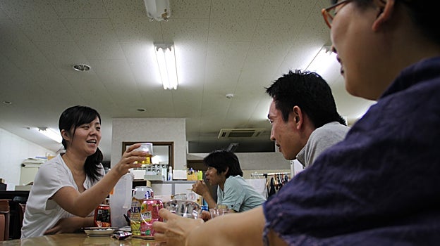 Con convivencia y actividades comunes como cocinar o comer juntos, la ONG New Start trata a los 'hikikomori' que se han aislado de la sociedad en Japón, de los que se calcula que hay un millón y medio