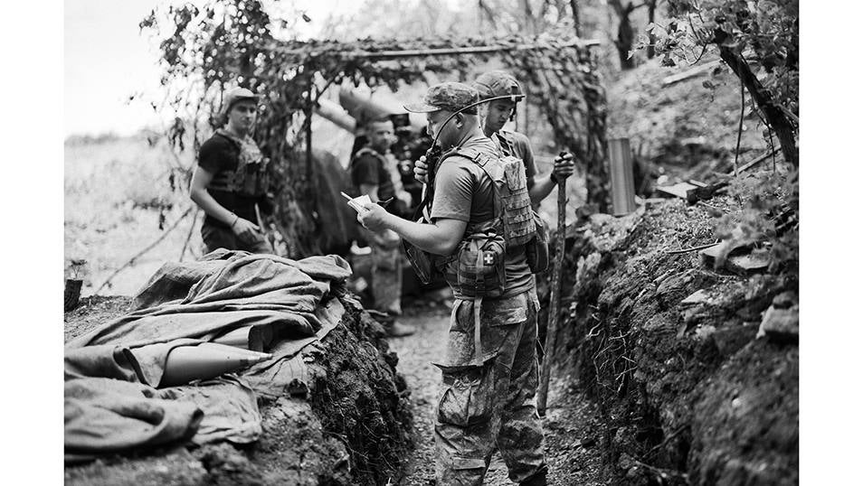 Una unidad del artillería de la Brigada 80 del ejercito ucraniano recibe ordenes de fuego en la linea del frente de Bakhmut