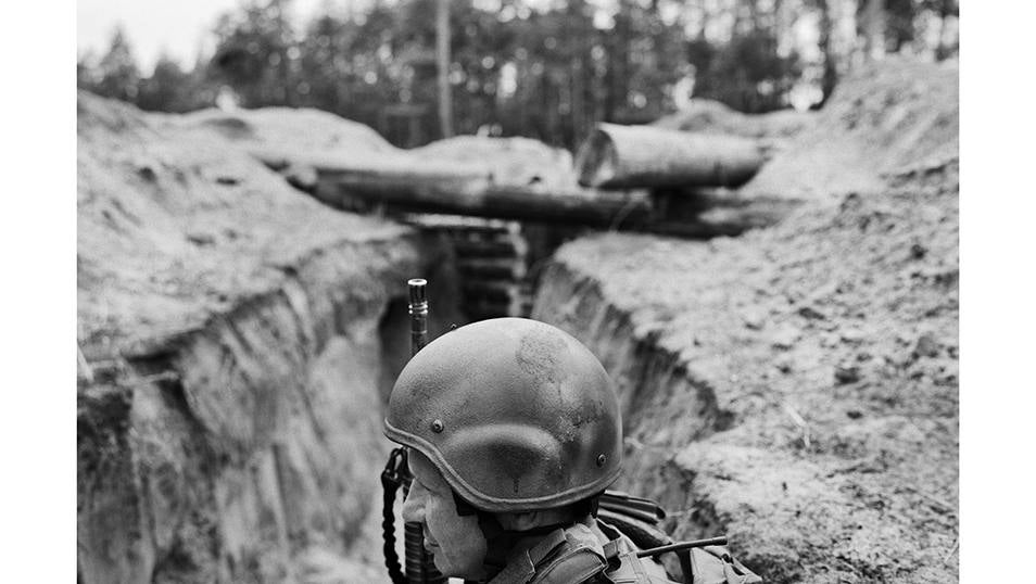 Un soldado de la unidad de los lobos de Da Vinci sentado en el interior de una de las trincheras de la posición