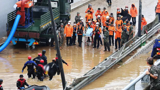 Personas atrapadas en el túnel por las inundaciones en Corea del Sur