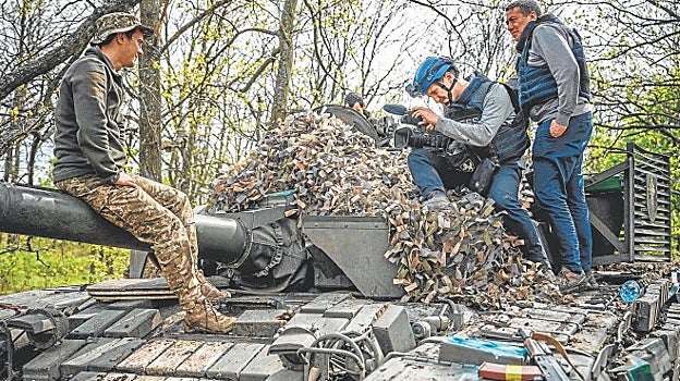 Arman Soldi (con la cámara) murió en la guerra de Ucrania
