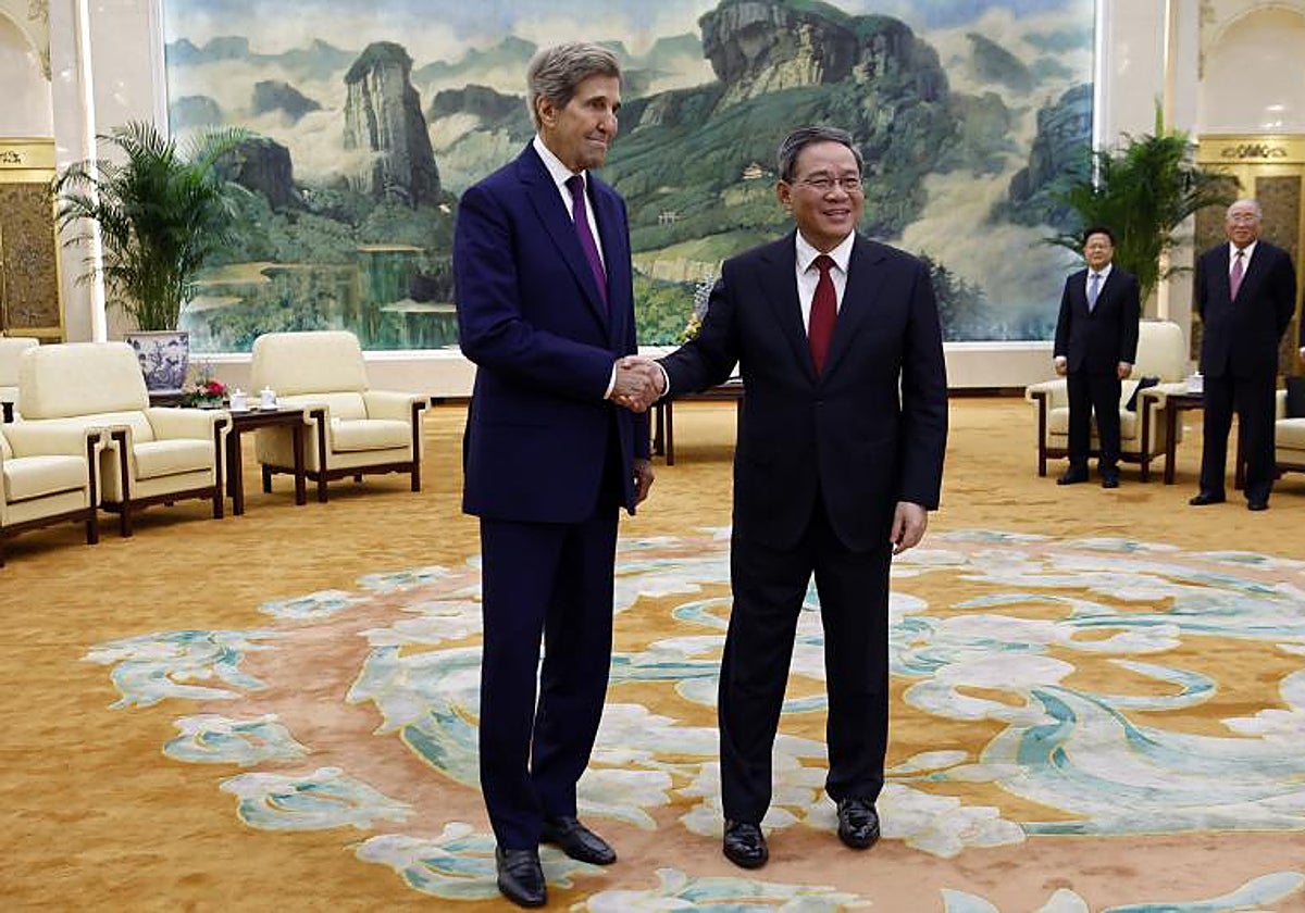 El enviado presidencial especial de EE.UU. para el clima, John Kerry, y el primer ministro chino, Li Qiang, antes de una reunión en Beijing, China