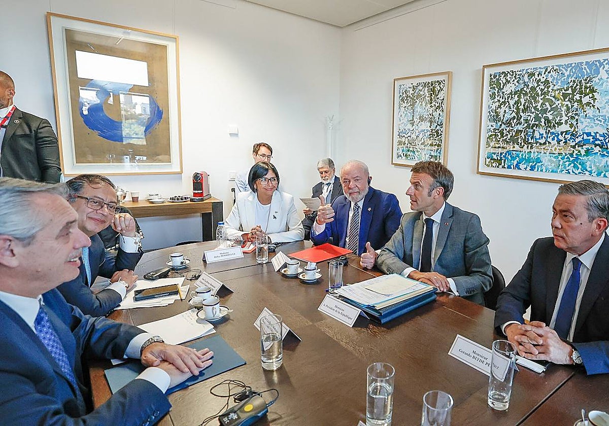 Fernández, Petro, Delcy Rodríguez, Da Silva, Macron y Gerardo Blyde reunidos durante la cumbre UE-CELAC