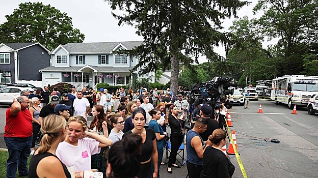 Vecinos frente a la casa del presunto asesino del caso Gilgo Beach