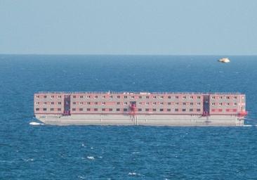 'Bibby Stockholm', la barcaza que sale del dique seco para convertirse en la «prisión-flotante» de Sunak para 500 solicitantes de asilo