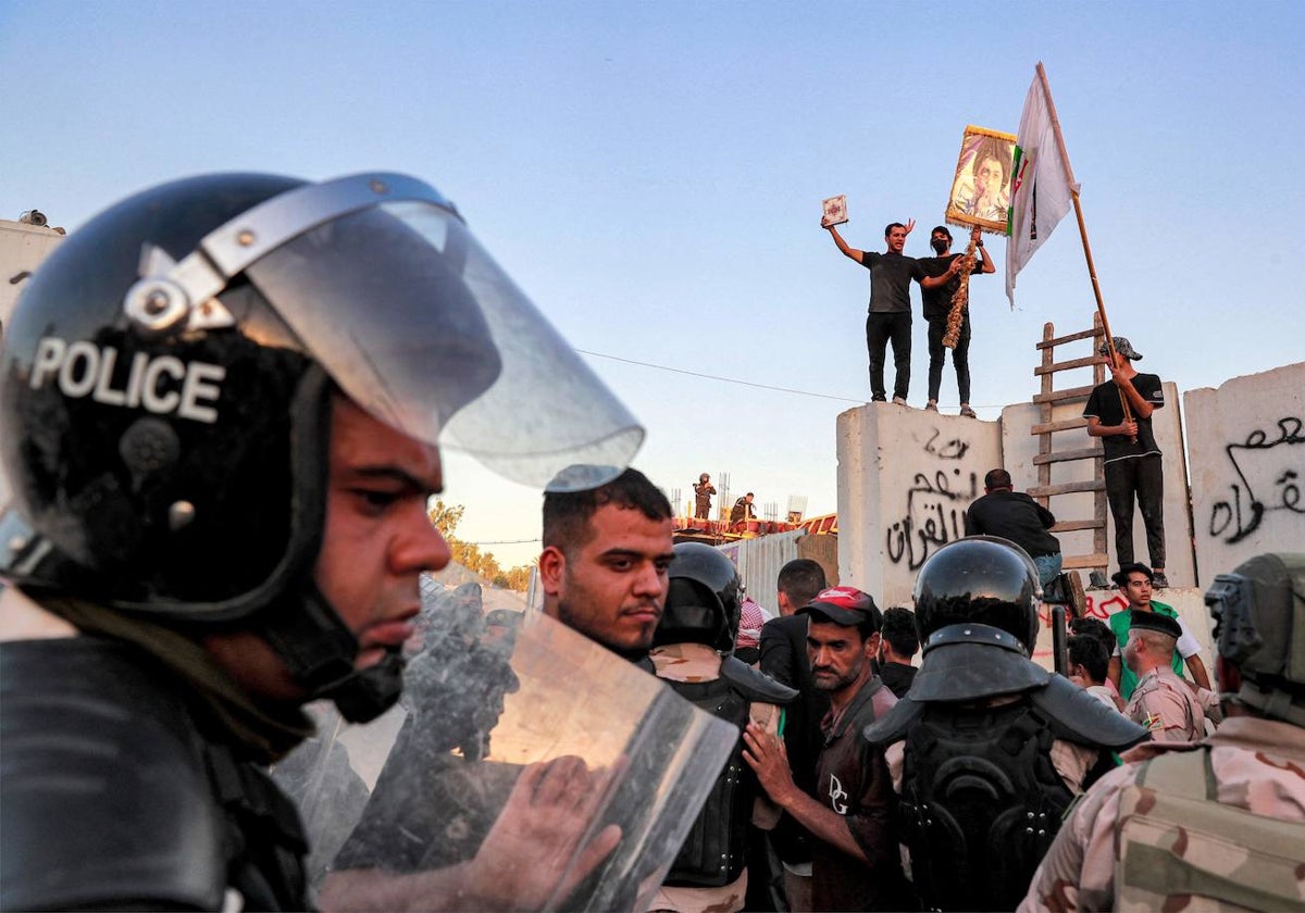 Partidarios del clérigo chií iraquí Moqtada al-Sadr protestan frente a la embajada sueca en Bagdad