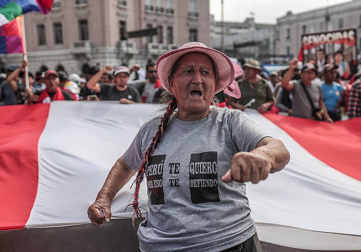Manifestantes marchan para reclamar la renuncia de la presidenta Dina Boluarte y el cierre del Congreso hoy, en Lima (Perú).