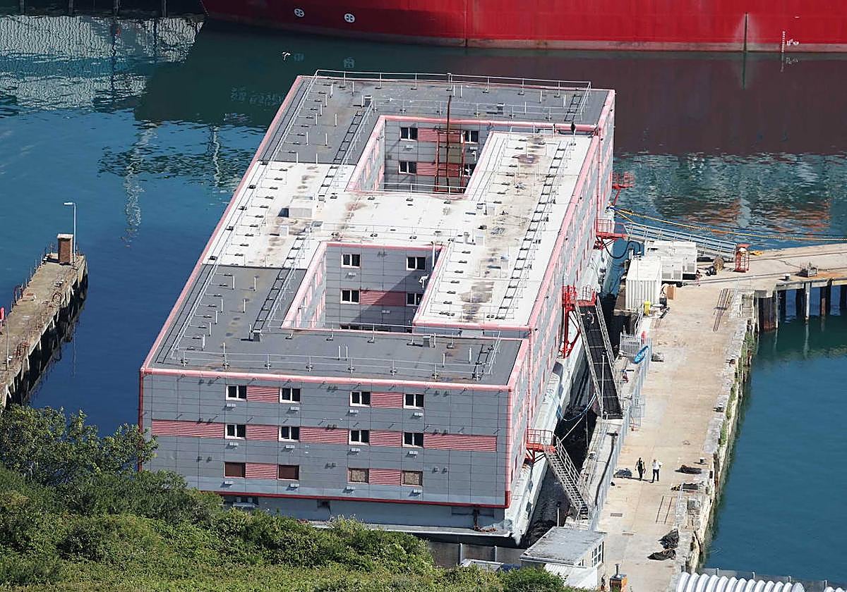 La 'Bibby Stockholm', amarrada en el puerto de Portland