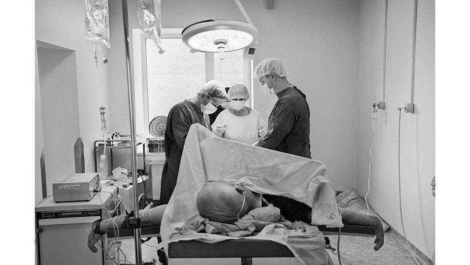 Leópolis, Ucrania - Junio 29, 2023: El equipo de médico del doctor Danylo Turkevych que trabaja en el hospital San Panteleimon en Leópolis practica una cirugía reconstructiva a un soldado ucraniano herido en combate y que ha sufrido una amputación