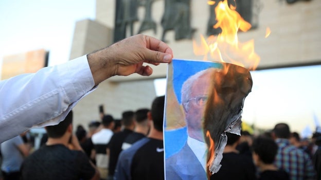Quema en Bagdad de una foto del Rey de Suecia
