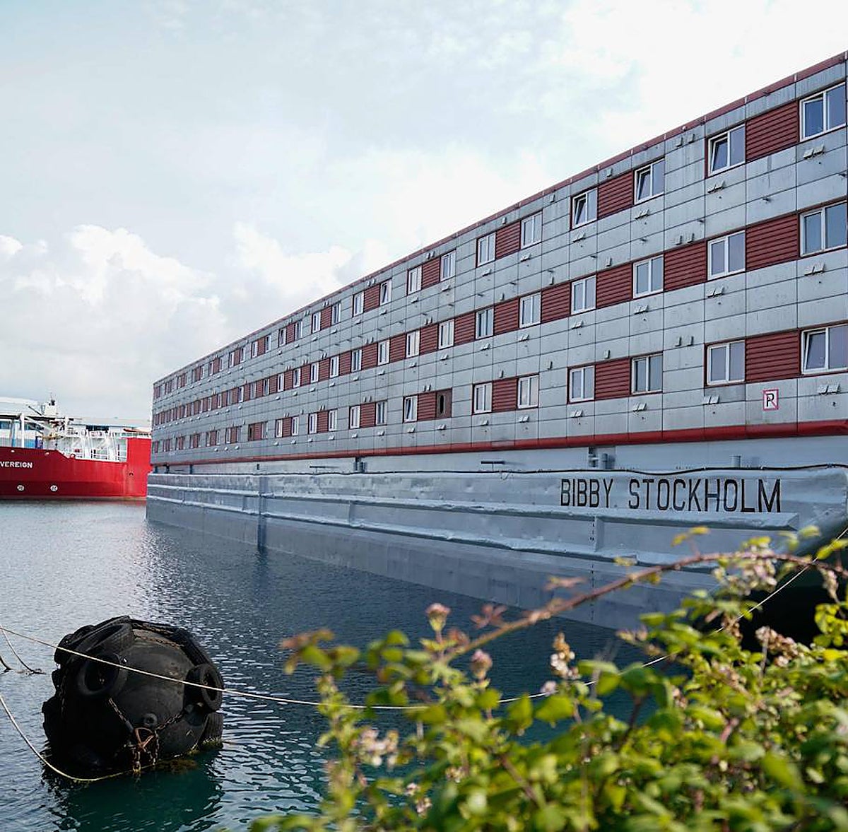 El historial polémico del barco Bibby Stockholm: sarna, casos de abusos y muertes