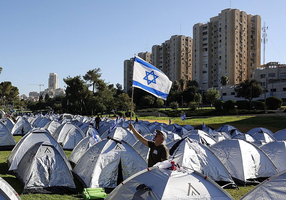 Manifestantes instalan tiendas de campaña cerca del Parlamento israelí