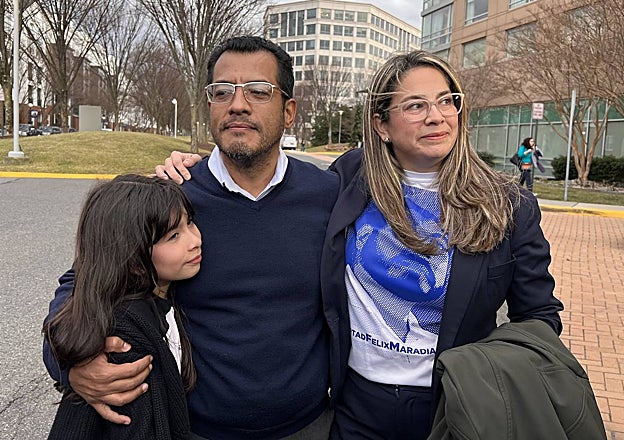 Félix Maradiaga junto con su esposa, Berta Valle, y su hija, horas después de su liberación