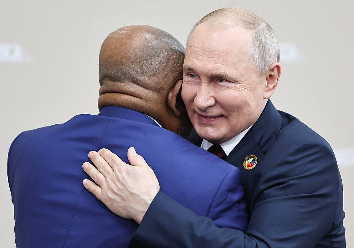 El presidente de Rusia, Vladímir Putin, abraza al presidente de la Unión Africana, Azali Assoumani