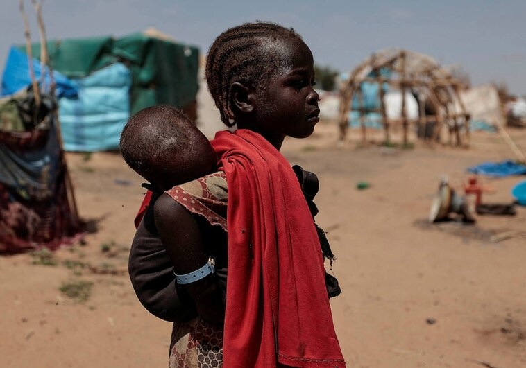 Gesma, de 5 años, huyó junto con su hermano del conflicto en la región sudanesa de Darfur