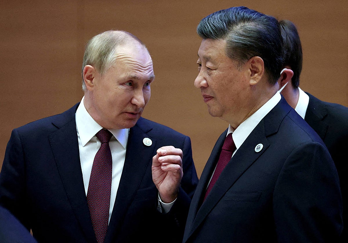 Vladimir Putin conversa con Xi Jinping