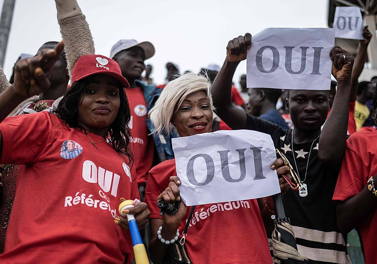 Los partidarios de enmendar la constitución sostienen carteles instando a votar sí