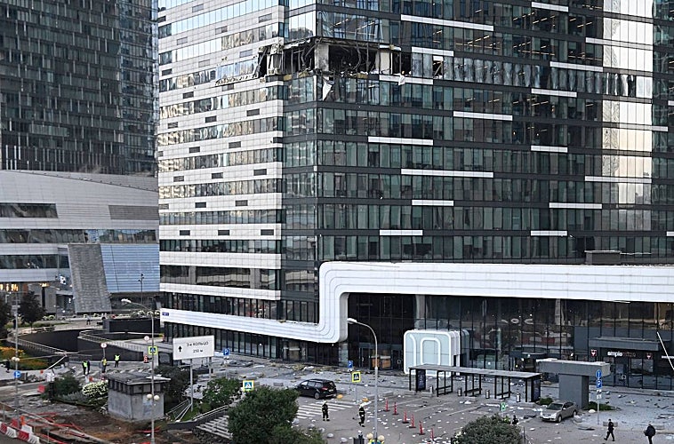 Imagen principal - Una vista de un bloque de oficinas dañado del Centro Internacional de Negocios de Moscú (Ciudad de Moskva) luego de un ataque con drones
