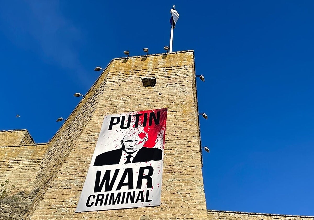 Cartel en el castillo de Estonia con Putin como criminal de guerra