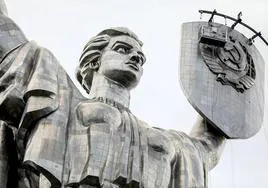 Ucrania borra el comunismo: retira la hoz y el martillo del monumento a la Madre Patria de Kiev