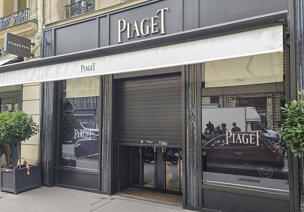 Fotografía de la joyería Piaget de 'Rue de la Paix' tras el atraco sufrido este martes, en París, Francia