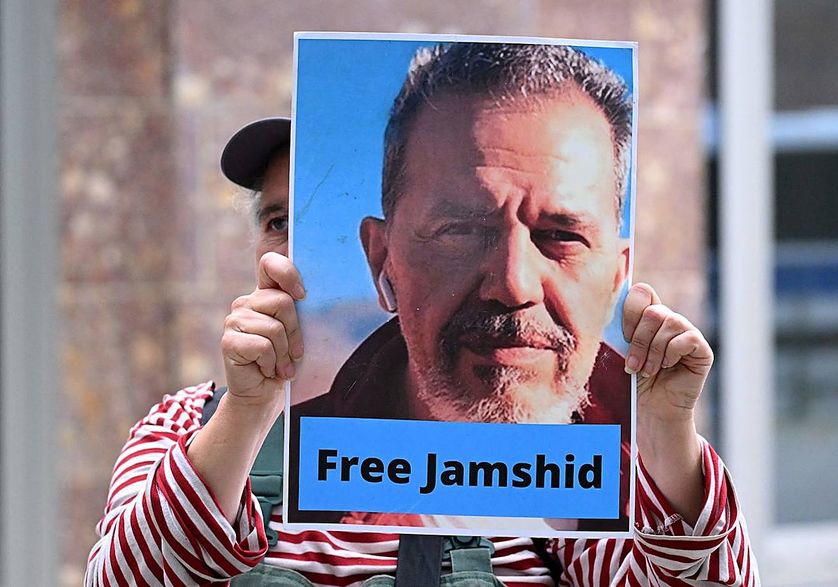 Un manifestante protesta por su liberación de Sharmahd frente al Ministerio de Relaciones Exteriores de Alemania en Berlín