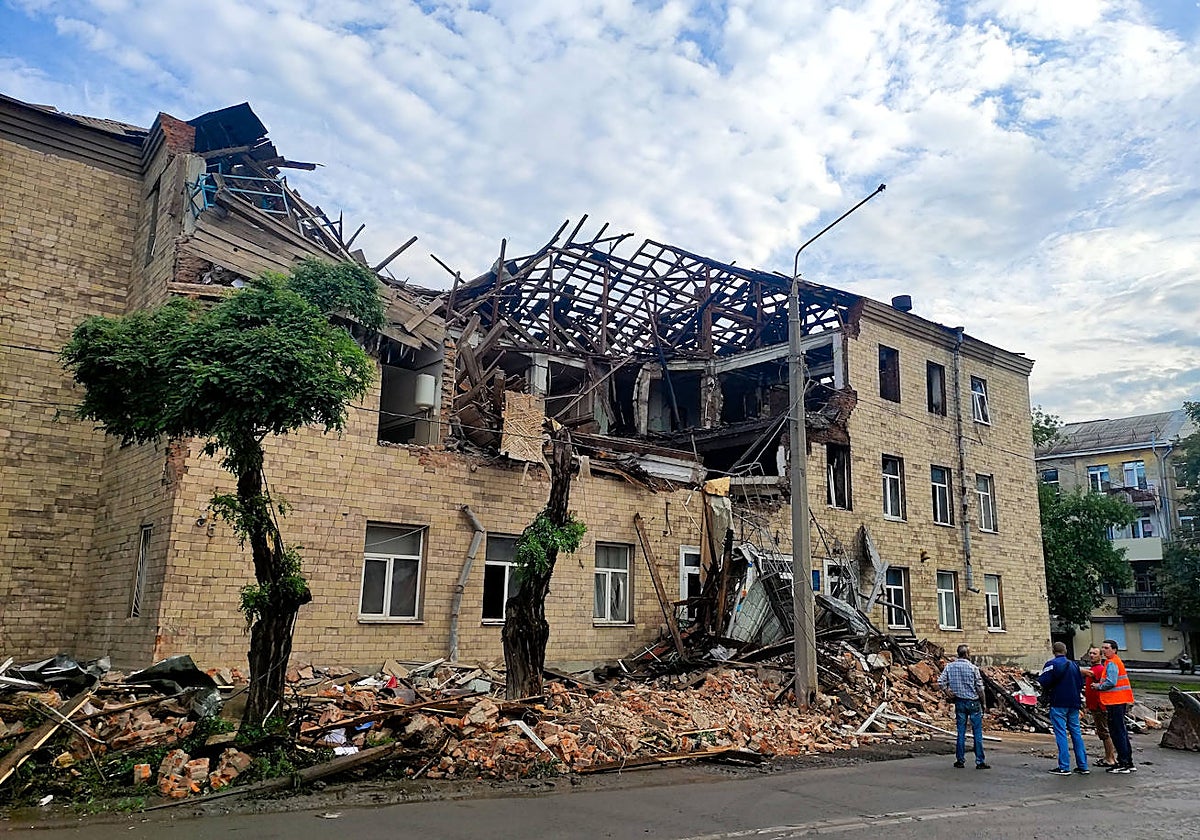Un ataque ruso con drones destruye una institución educativa en Járkov