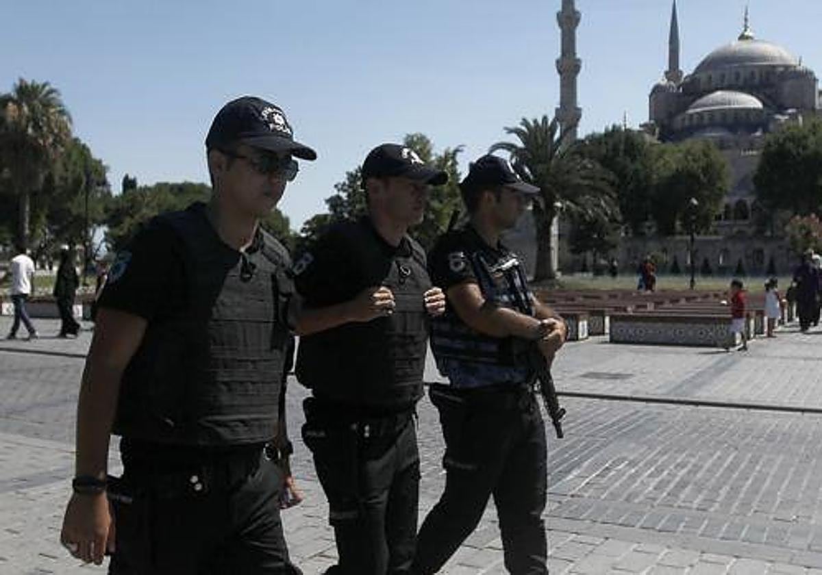 Fuerzas de seguridad turcas caminan en el exterior de la Mezquita Azul de Estambul (Turquía)