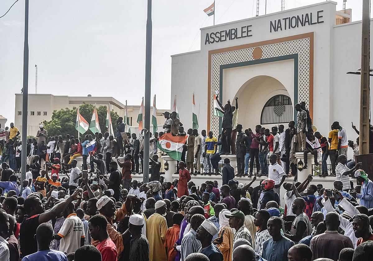 Manifestación de apoyo a la junta militar frente a la Asamblea Nacional en Niamey