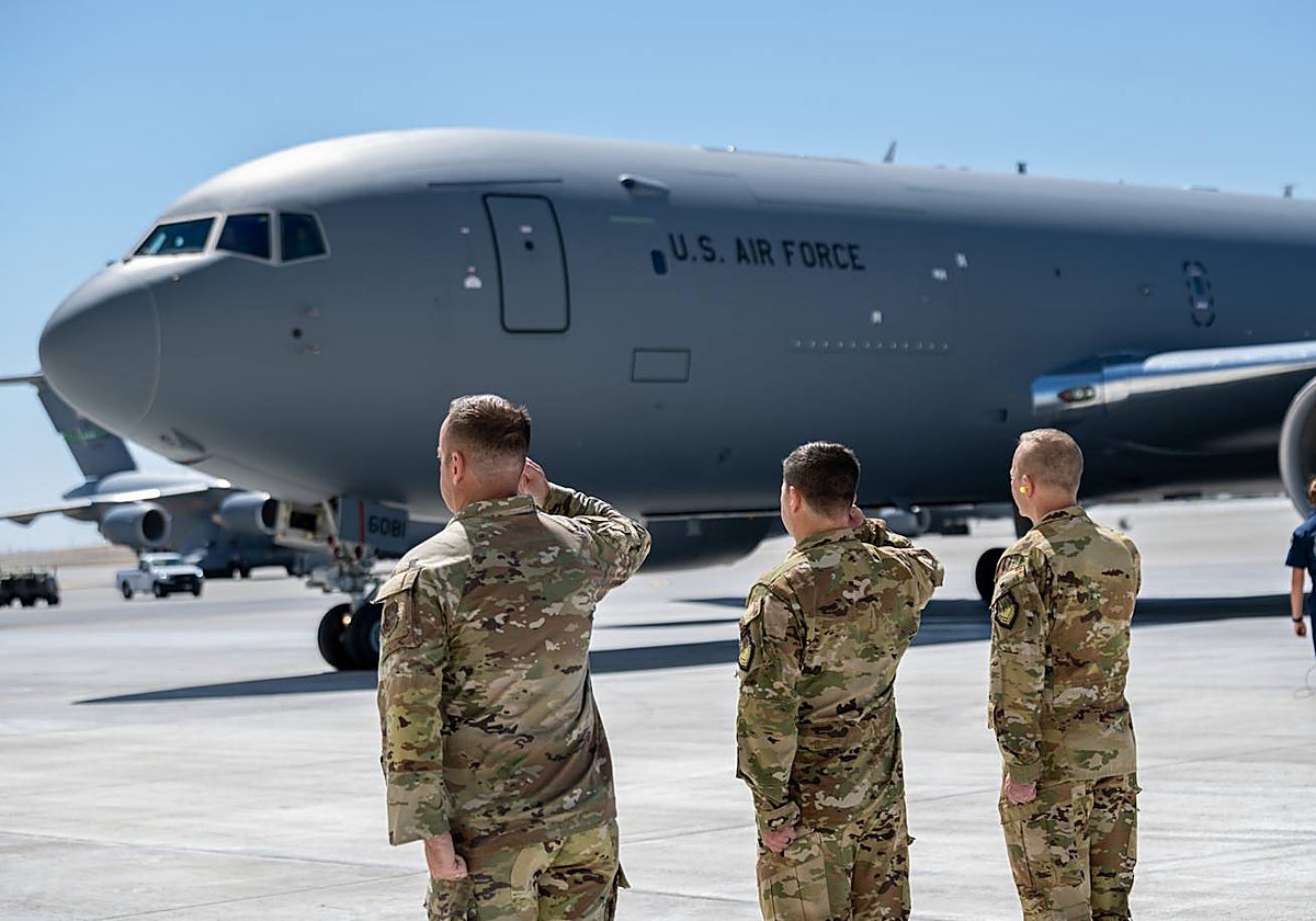 Militares en la Base de la Fuerza Aérea Travis, en California