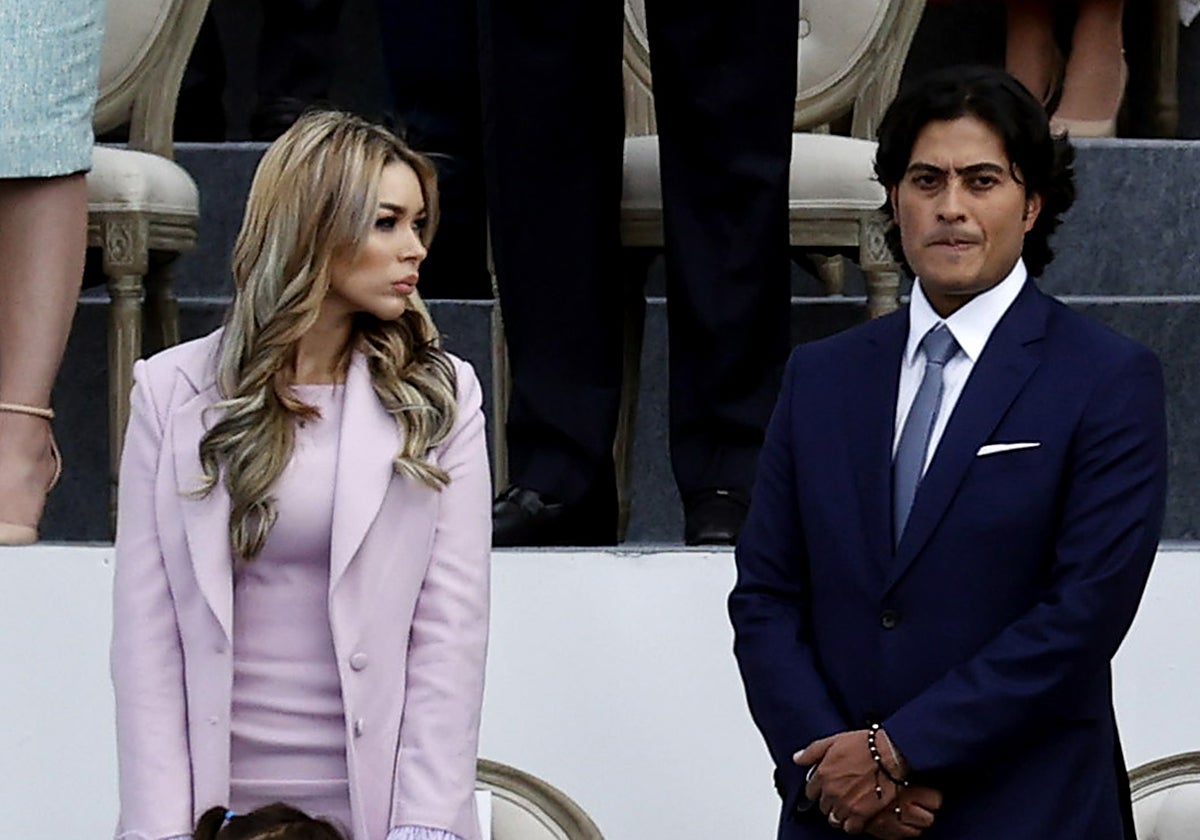 Nicolás Petro Burgos, hijo del presidente Gustavo Petro (d) junto a su exesposa Day Vásquez (i) en la ceremonia de investidura del presidente Gustavo Petro, el 7 de agosto de 2022