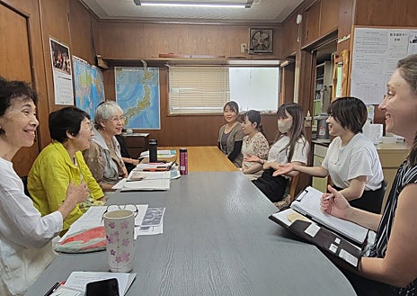 Imagen secundaria 1 - Hiroshi Shimizu (en la imagen superior) tenía tres años cuando Estados Unidos arrojó sobre Hiroshima la primera bomba atómica de la historia. Huérfano de padre desde entonces y aquejado de varias enfermedades, es uno de los 113.000 «hibakusha» (supervivientes) que simbolizan el horror nuclear junto a las ruinas de la cúpula de la bomba atómica. Para que una catástrofe así no vuelva a repetirse, la ONG Centro Mundial para la Amistad (WFC) organiza charlas con los «hibakusha» (a la izquierda), a quienes es frecuente ver por las calles de Hiroshima reclamando el fin de las armas nucleares (a la derecha). 