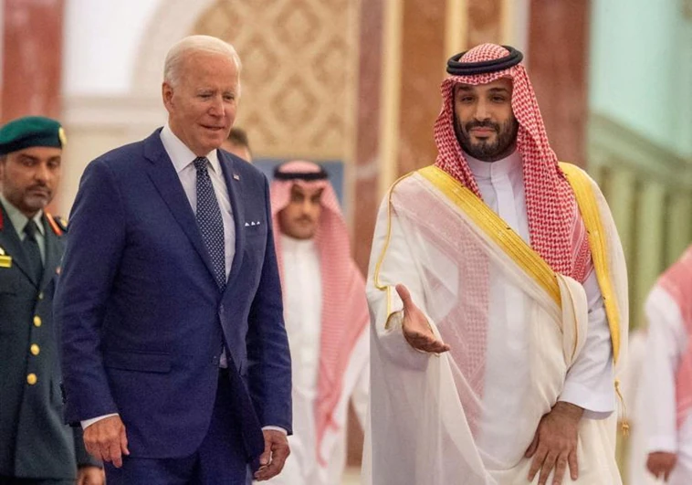 El presidente de Estados Unidos, Joe Biden, junto al príncipe heredero de Arabia Saudita, Mohammed bin Salman