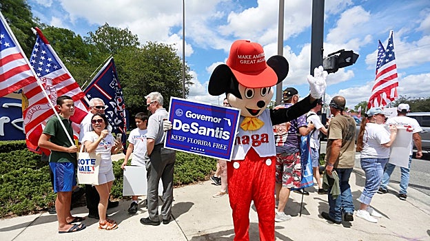 Partidarios del gobernador de Florida reunidos frente a Walt Disney World