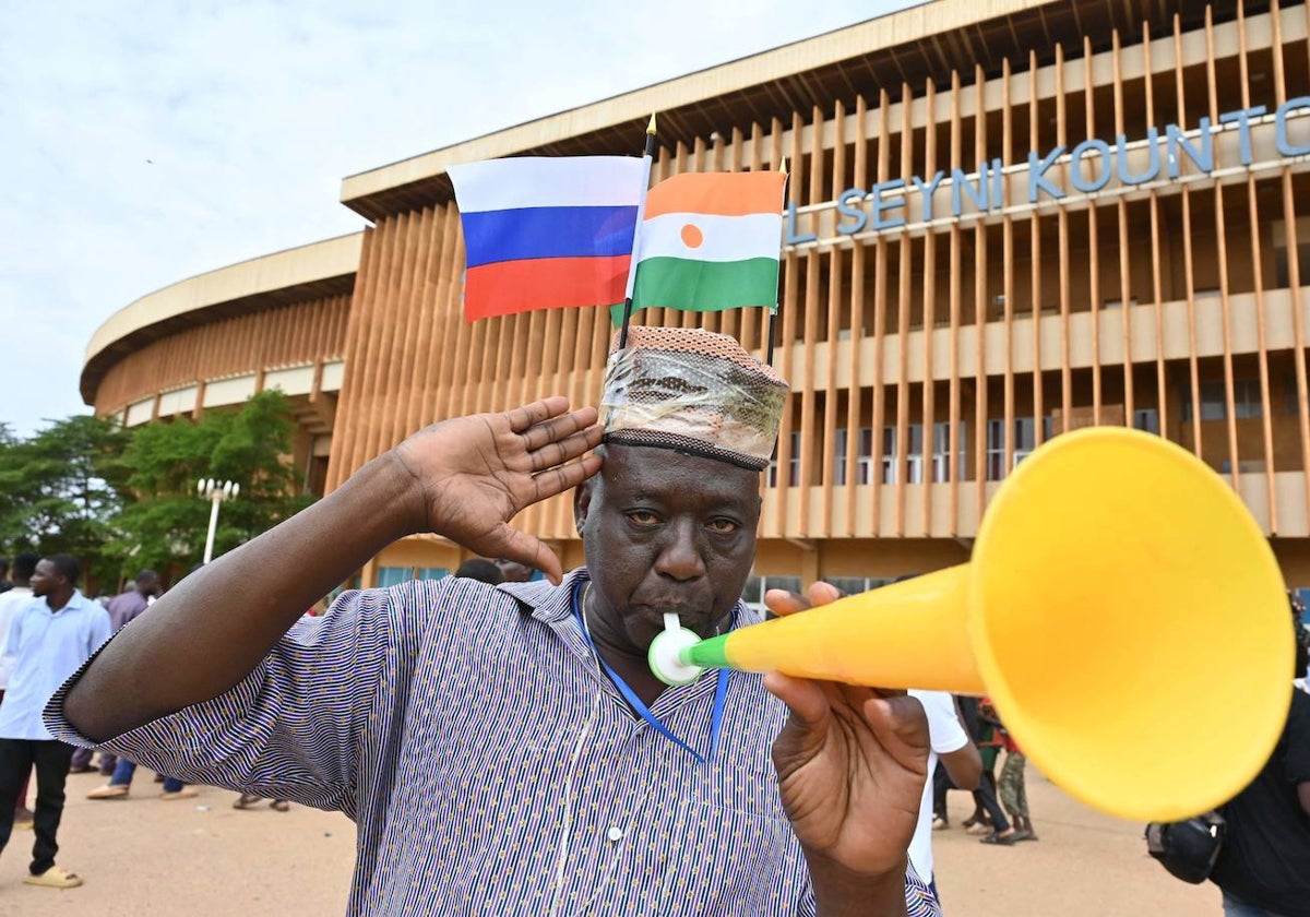 Un partidario del Consejo Nacional para la Salvaguardia de la Patria de Níger se manifiesta en Niamey