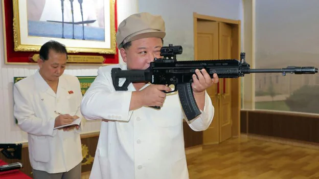 El líder norcoreano, Kim Jong-un, durante una visita a una importante fábrica de armas del país