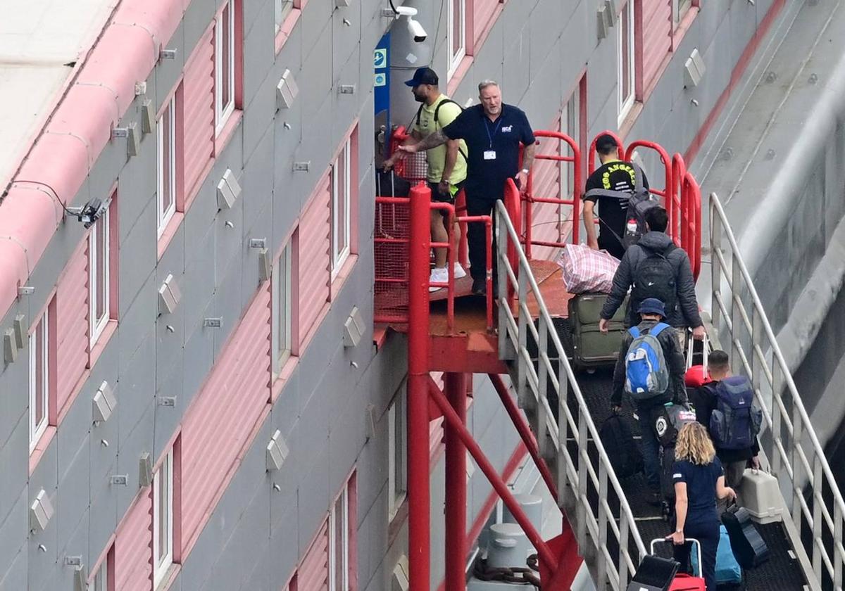 Llegada de migrantes a la prisión flotante 'Bibby Stockholm'.