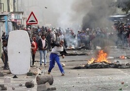 Al menos cinco muertos en una oleada de disturbios por una huelga de taxistas en Ciudad del Cabo
