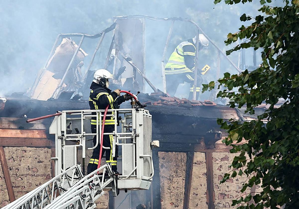 Bomberos luchan contra las llamas en el incendio de Wintzenheim