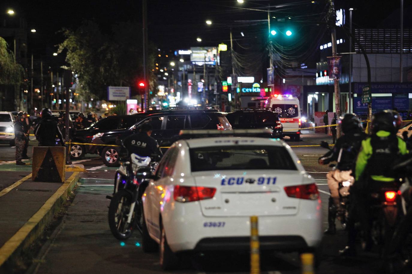 Vista del dispositivo policial desplegado en el lugar donde fue asesinado el candidato presidencial ecuatoriano Fernando Villavicencio durante un acto de campaña en Quito, Ecuador.