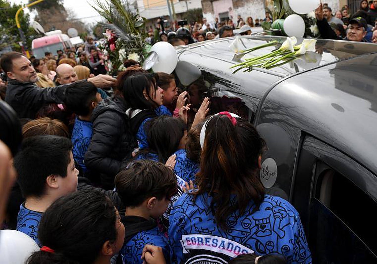 Amigas de Morena, despidiéndola