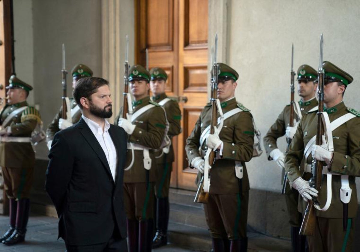 El presidente de Chile, Gabriel Boric, en la entrada de La Moneda