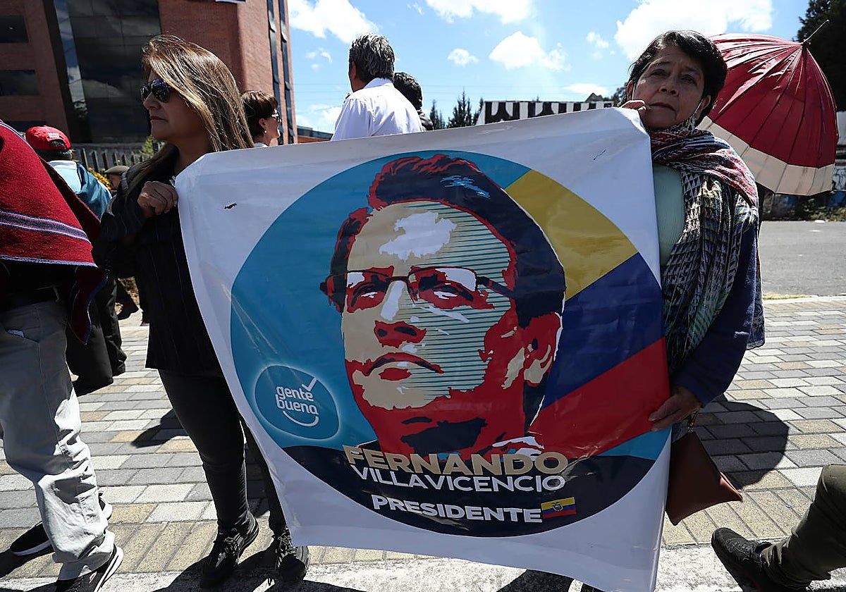 Simpatizantes dan su adiós al asesinado candidato presidencial Fernando Villavicencio