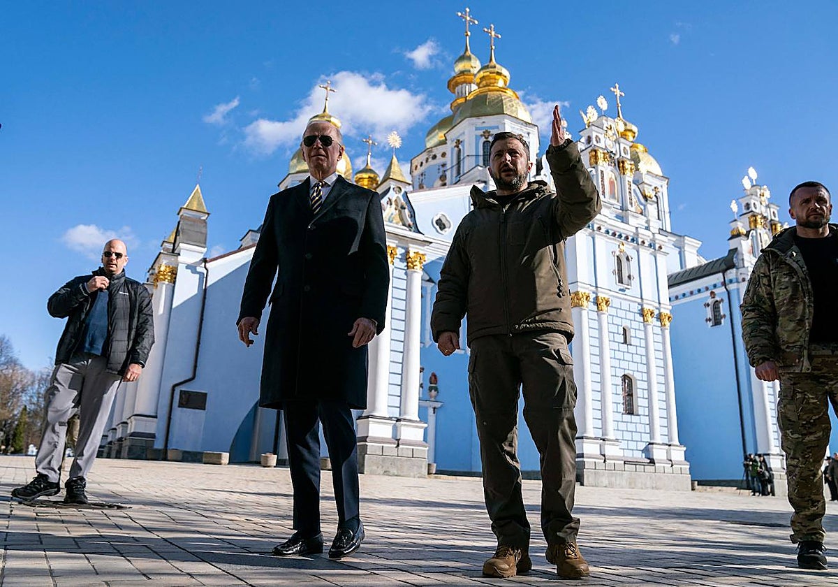 Biden junto a Zelenski durante una de sus visitas en Kiev