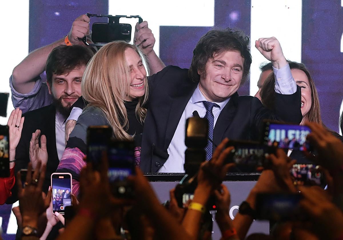 El economista argentino y candidato presidencial Javier Milei celebra los resultados de las elecciones primarias con su hermana Karina Milei