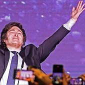 Javier Milei, el candidato 'anticasta' que derrotó al peronismo y quiere dolarizar la economía